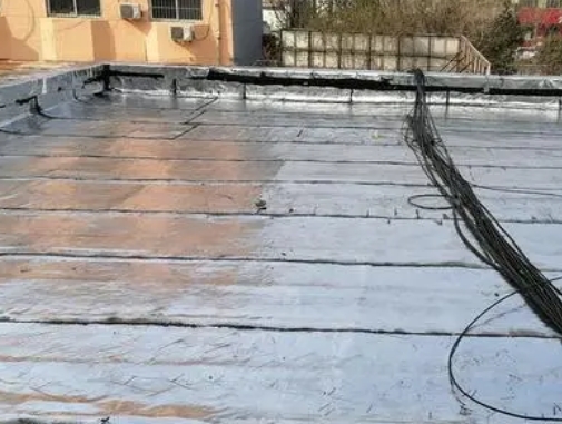 赤峰卫生间漏水维修公司分享下赤峰屋面楼顶防水刚性防水层施工要点。